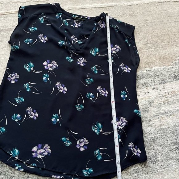Banana Republic floral print cap sleeve v-neck blouse - Picture 8 of 11